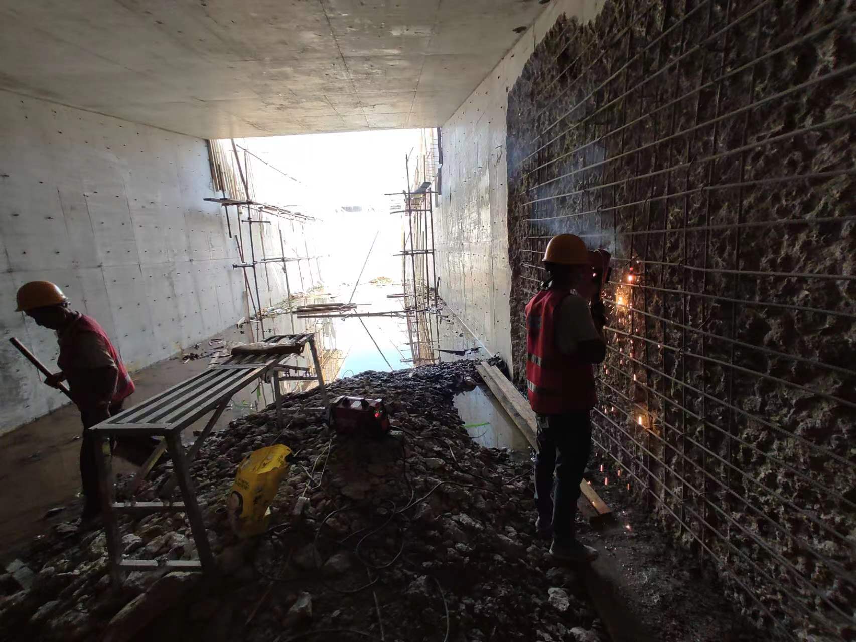 江北挖断承重墙导致楼体开裂，加固施工方案出炉